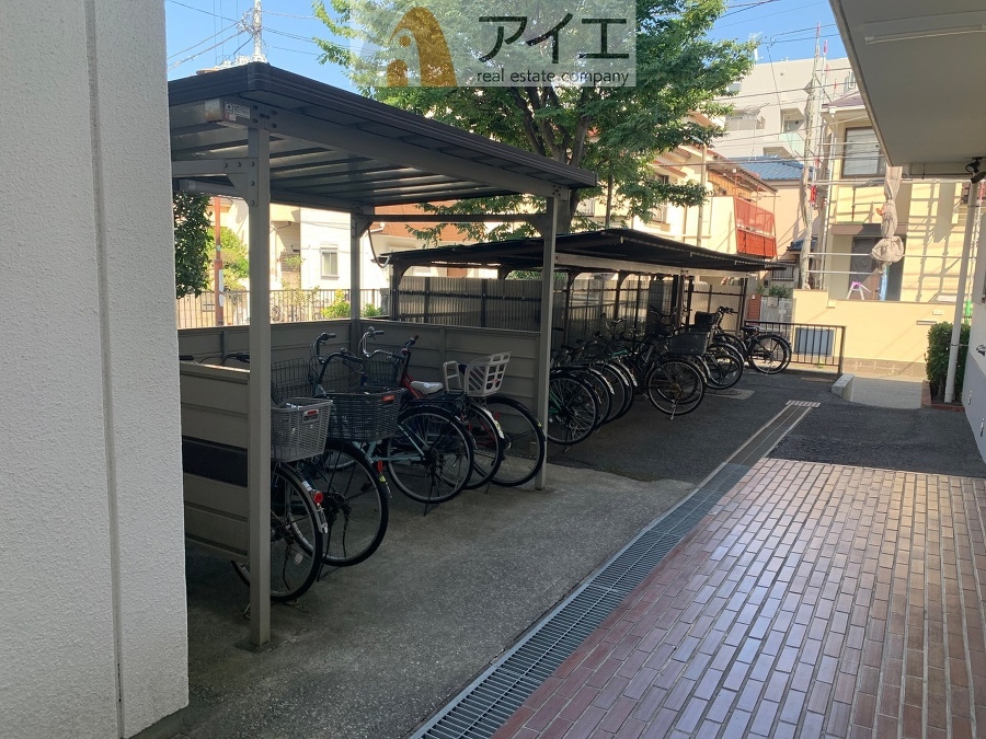 広々スペースの駐輪場はご家族の自転車を置くことができます
