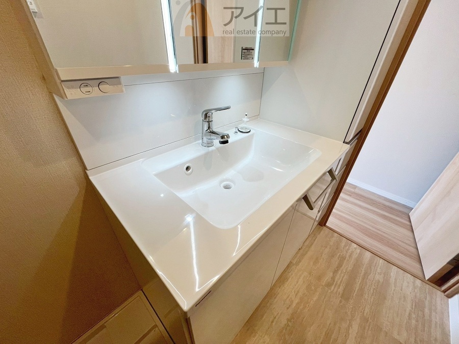 【施工例】三面鏡にハンドシャワー付き、使いやすい洗面台