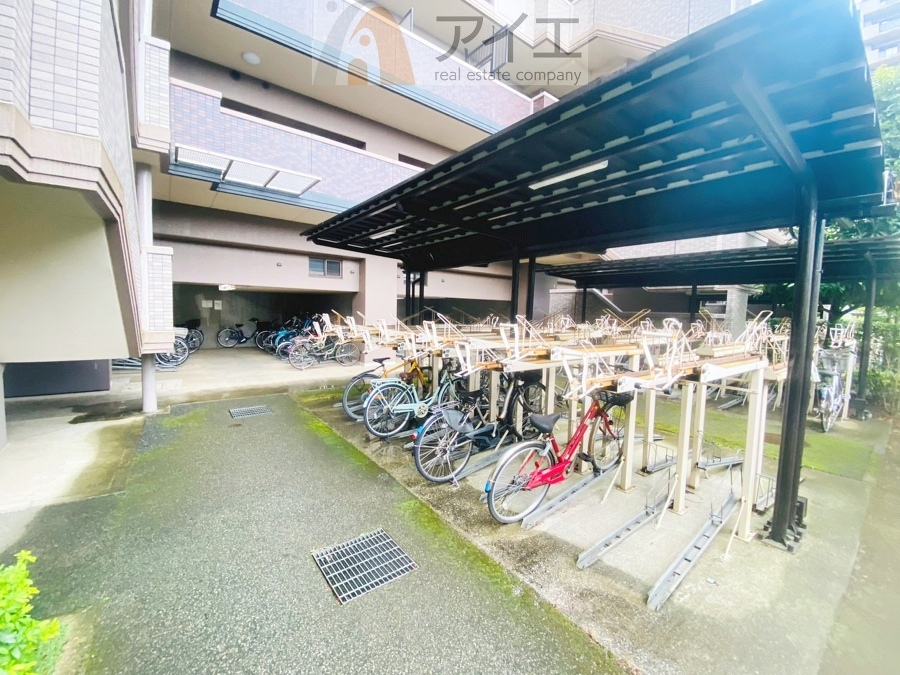 広々スペースの駐輪場はご家族の自転車を置くことができます