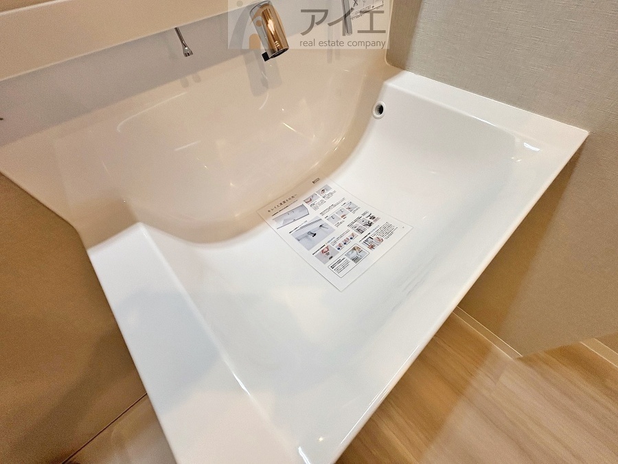 三面鏡にハンドシャワー付き、使いやすい洗面台