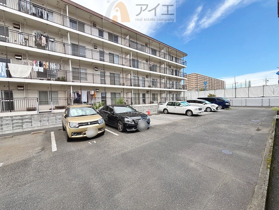 駐車場があるため車通勤の方にも安心なマンションです(要空確認)