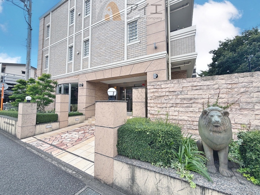 清掃や修理だけでなく、不審者への声掛けも。管理員の活動は防犯にも有効
