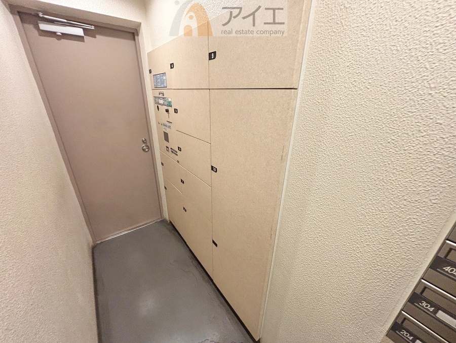 お出掛けが多くても安心な、宅配ボックスつき