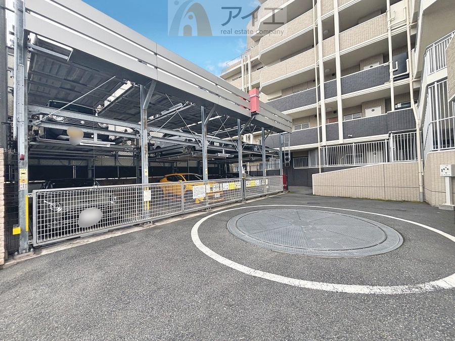 駐車場があるため車通勤の方にも安心なマンションです(要空確認)