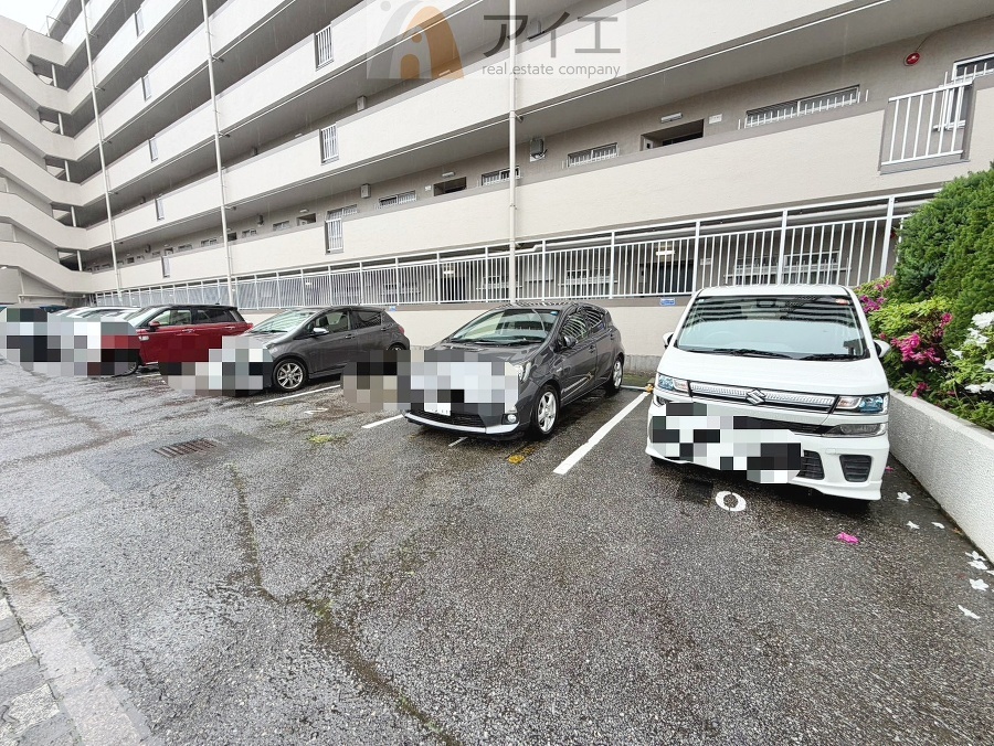 駐車場があるため車通勤の方にも安心なマンションです(要空確認)