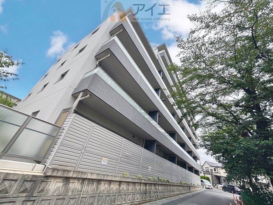 清掃や修理、不審者への声掛けも。管理員日勤は防犯にも有効