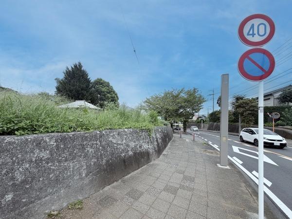 前面道路は歩道も整備されています。