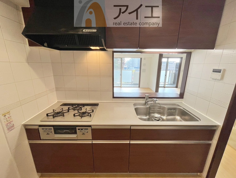 ご家族やお客様との会話も楽しめる対面キッチン