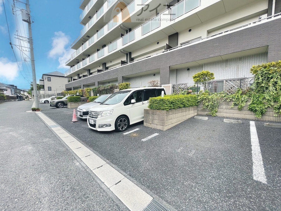 駐車場があるため車通勤の方にも安心なマンションです(要空確認)