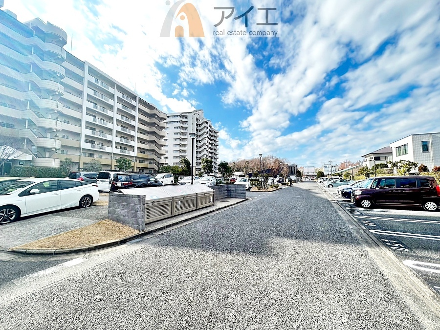 駐車場があるため車通勤の方にも安心なマンションです(要空確認)