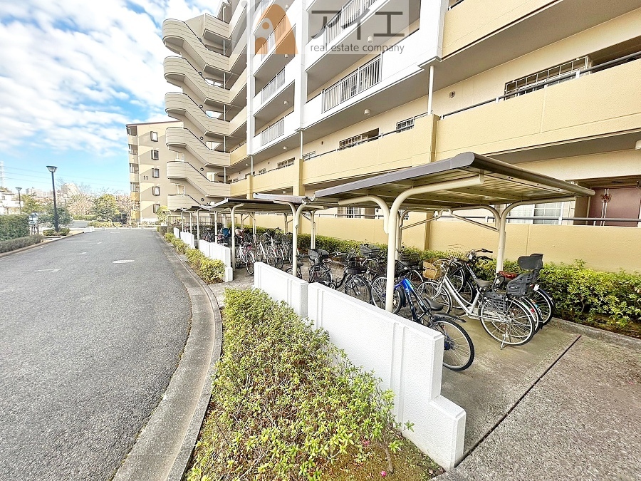 広々スペースの駐輪場はご家族の自転車を置くことができます