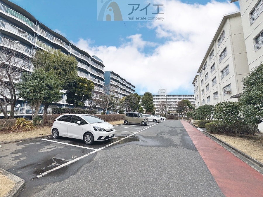 駐車場があるため車通勤の方にも安心なマンションです(要空確認)