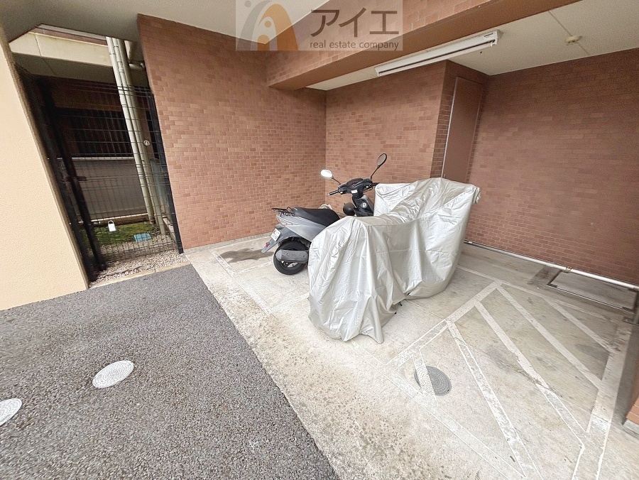 広々スペースの駐輪場はご家族の自転車を置くことができます