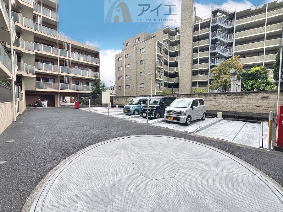 駐車場があるため車通勤の方にも安心なマンションです(要空確認)
