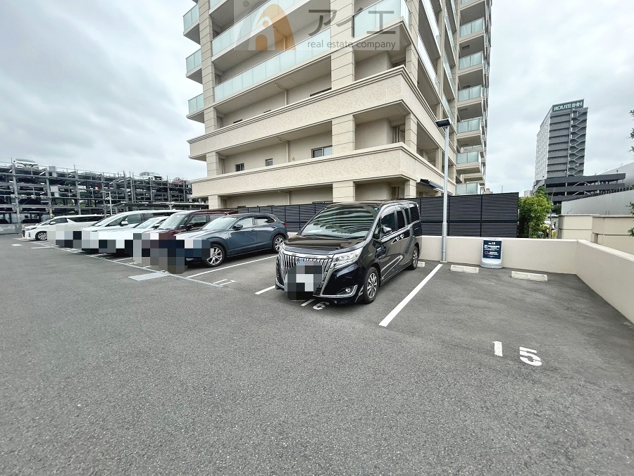 駐車場があるため車通勤の方にも安心なマンションです(要空確認)