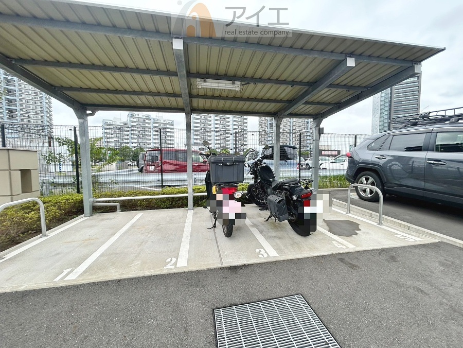 広々スペースの駐輪場はご家族の自転車を置くことができます