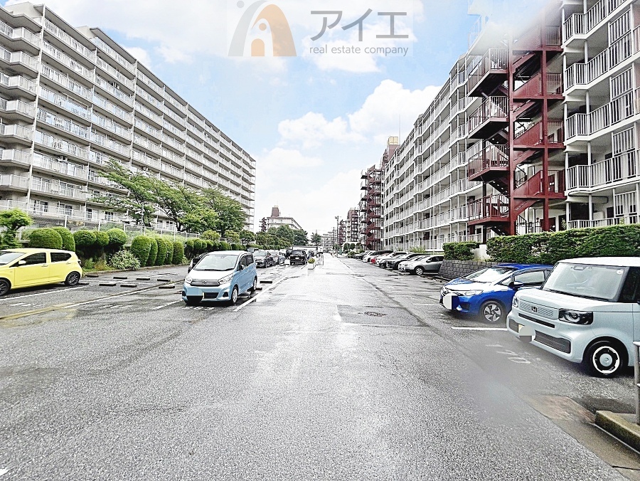 駐車場があるため車通勤の方にも安心なマンションです(要空確認)