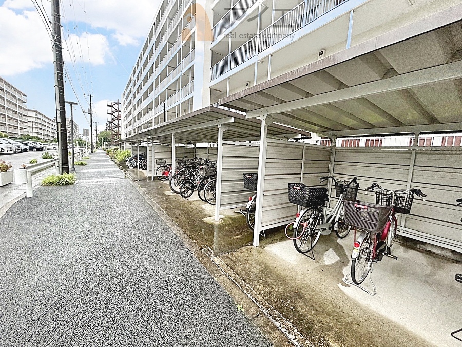 広々スペースの駐輪場はご家族の自転車を置くことができます