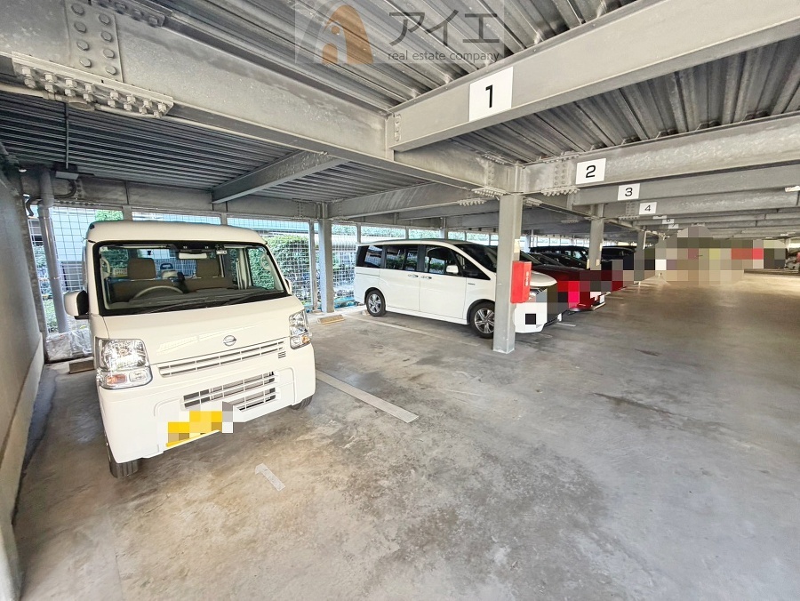 駐車場があるため車通勤の方にも安心なマンションです(要空確認)