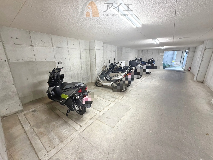 広々スペースの駐輪場はご家族の自転車を置くことができます