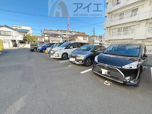 駐車場があるため車通勤の方にも安心なマンションです(要空確認)