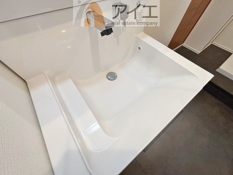 三面鏡にハンドシャワー付き、使いやすい洗面台