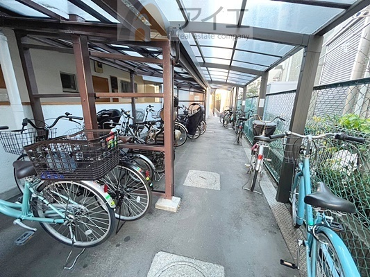 広々スペースの駐輪場はご家族の自転車を置くことができます