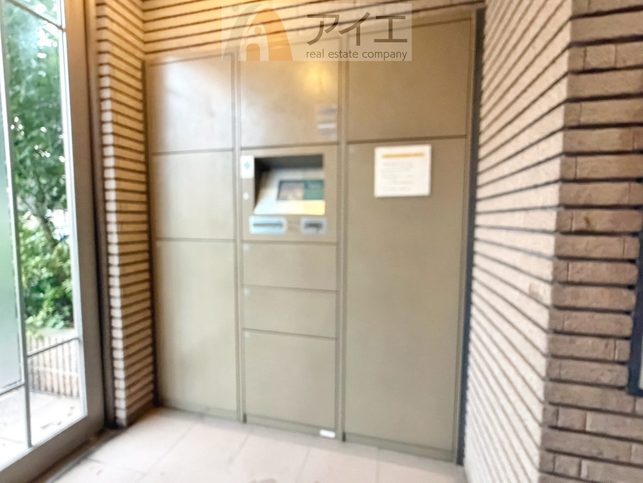 お出掛けが多くても安心な、宅配ボックスつき