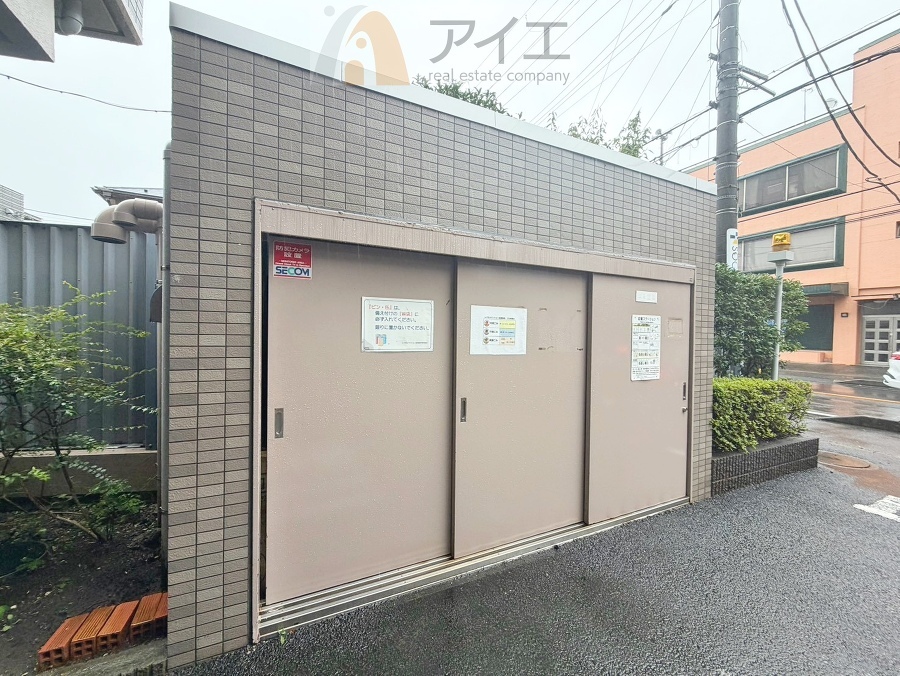 清掃や修理、不審者への声掛けも。管理員日勤は防犯にも有効
