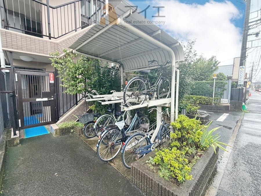 広々スペースの駐輪場はご家族の自転車を置くことができます