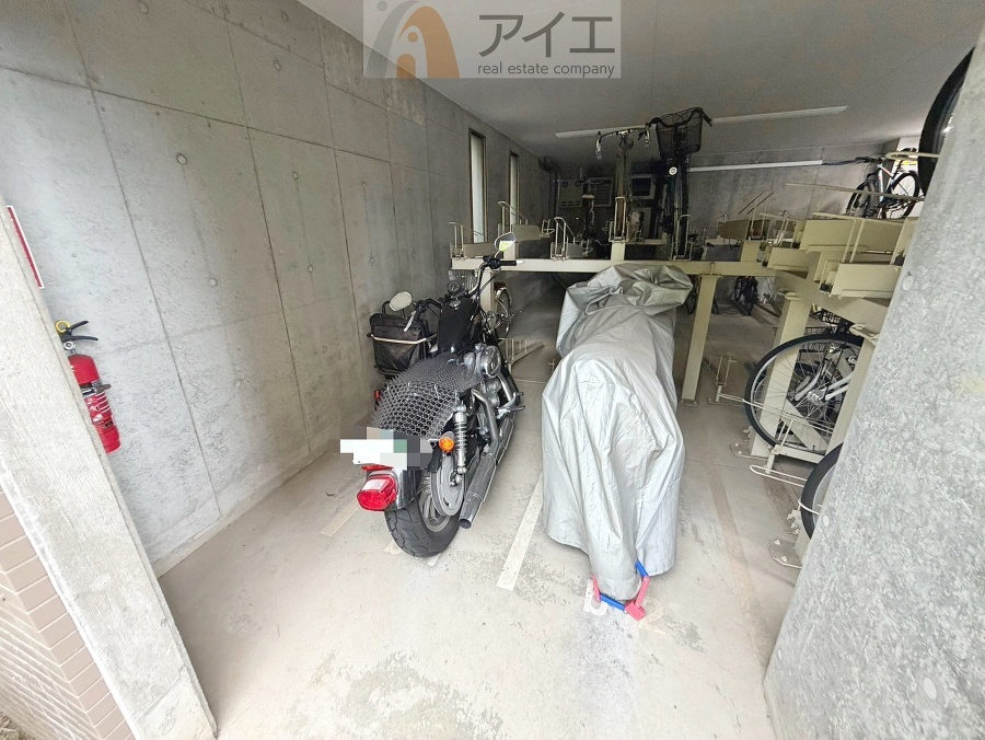 広々スペースの駐輪場はご家族の自転車を置くことができます