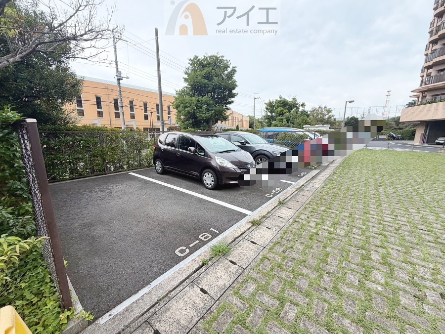 駐車場があるため車通勤の方にも安心なマンションです(要空確認)