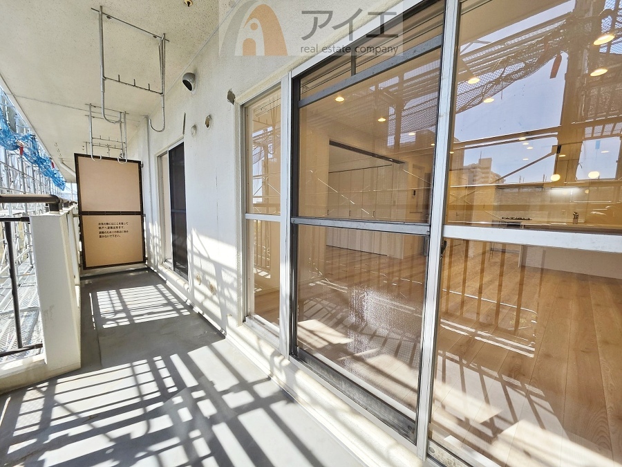 広々バルコニーは日当たり良好、ガーデニングも楽しめます