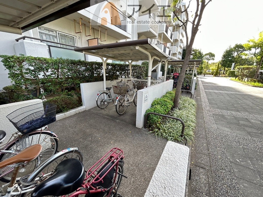 広々スペースの駐輪場はご家族の自転車を置くことができます