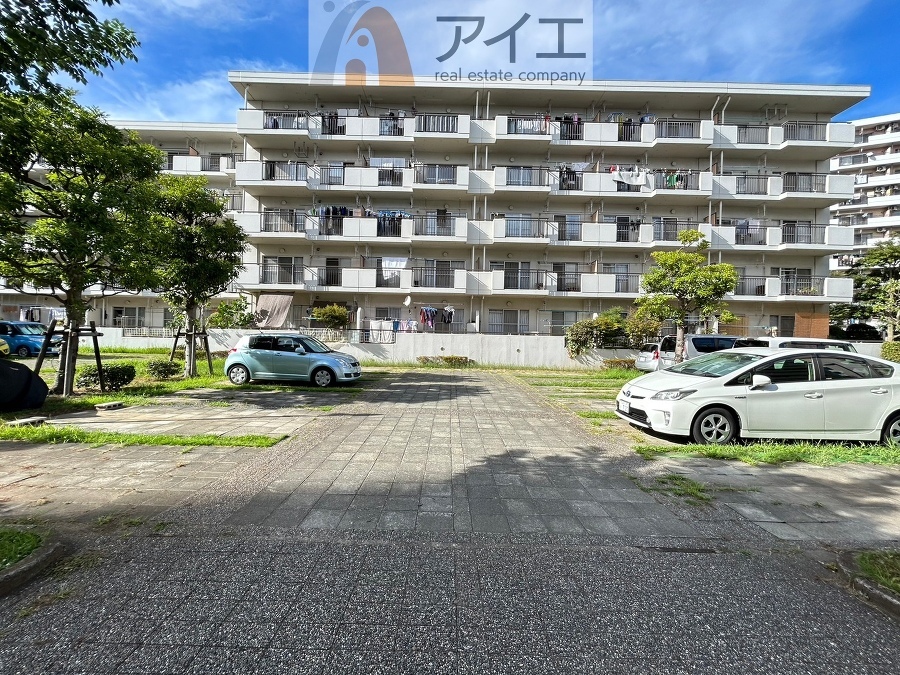 駐車場があるため車通勤の方にも安心なマンションです(要空確認)