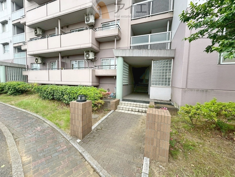 清掃や修理、不審者への声掛けも。管理員日勤は防犯にも有効