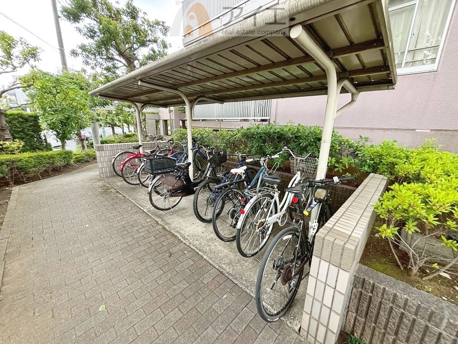 広々スペースの駐輪場はご家族の自転車を置くことができます