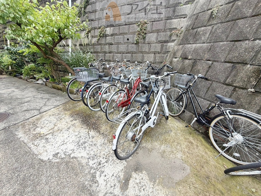 広々スペースの駐輪場はご家族の自転車を置くことができます