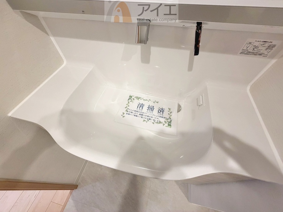三面鏡にハンドシャワー付き、使いやすい洗面台