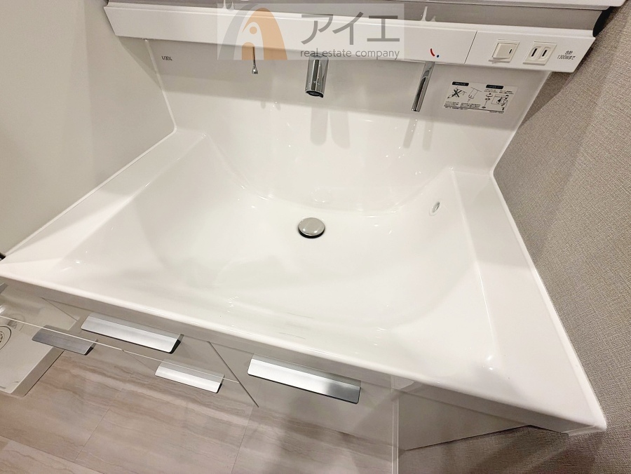 三面鏡にハンドシャワー付き、使いやすい洗面台