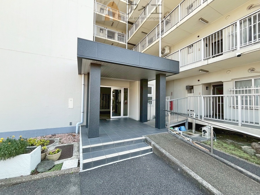 清掃や修理、不審者への声掛けも。管理員日勤は防犯にも有効