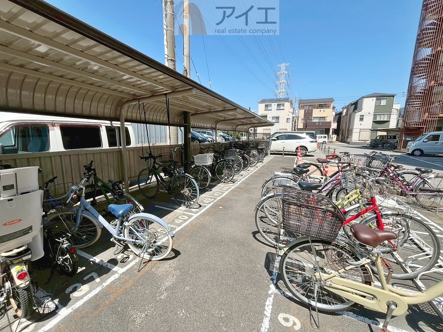 広々スペースの駐輪場はご家族の自転車を置くことができます