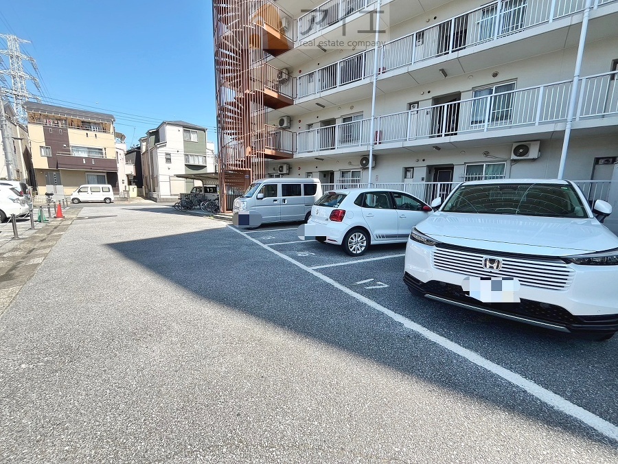 駐車場があるため車通勤の方にも安心なマンションです(要空確認)
