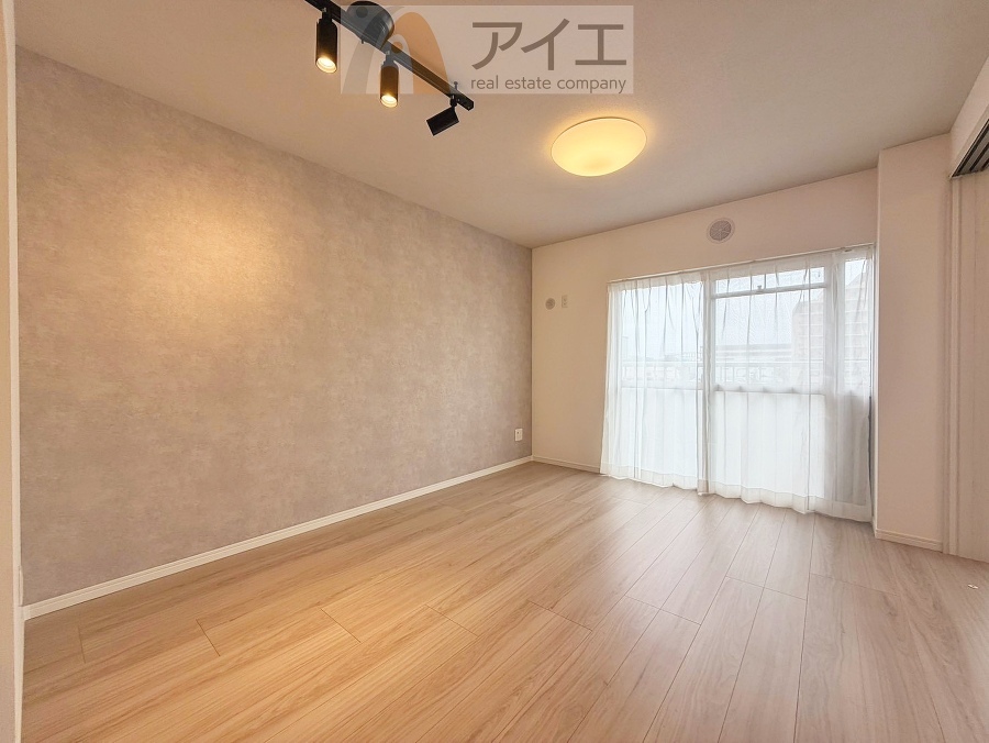 朝から日差しいっぱいの、明るい空間でのびのび過ごせます