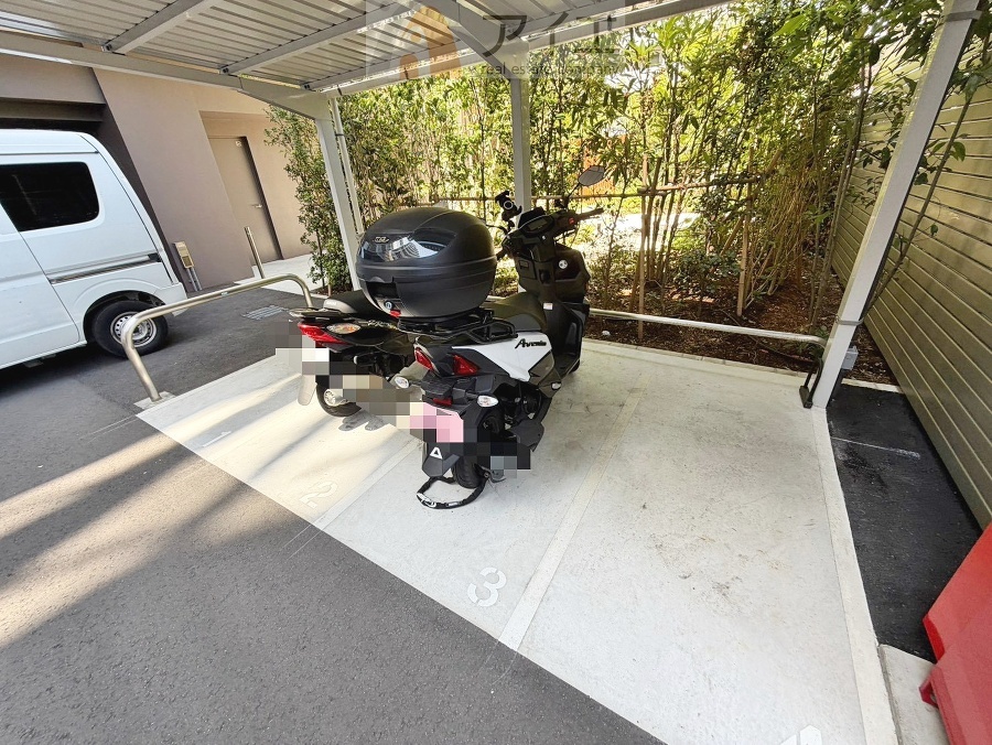 広々スペースの駐輪場はご家族の自転車を置くことができます