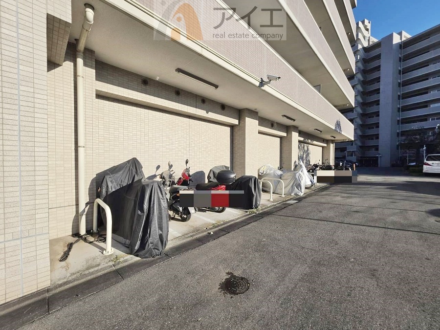 広々スペースの駐輪場はご家族の自転車を置くことができます