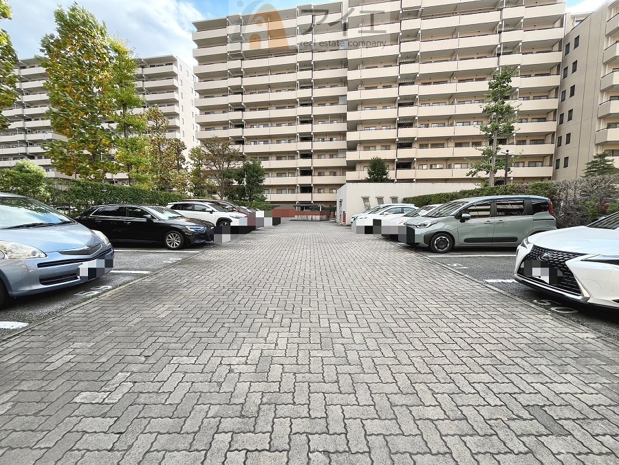 駐車場があるため車通勤の方にも安心なマンションです(要空確認)