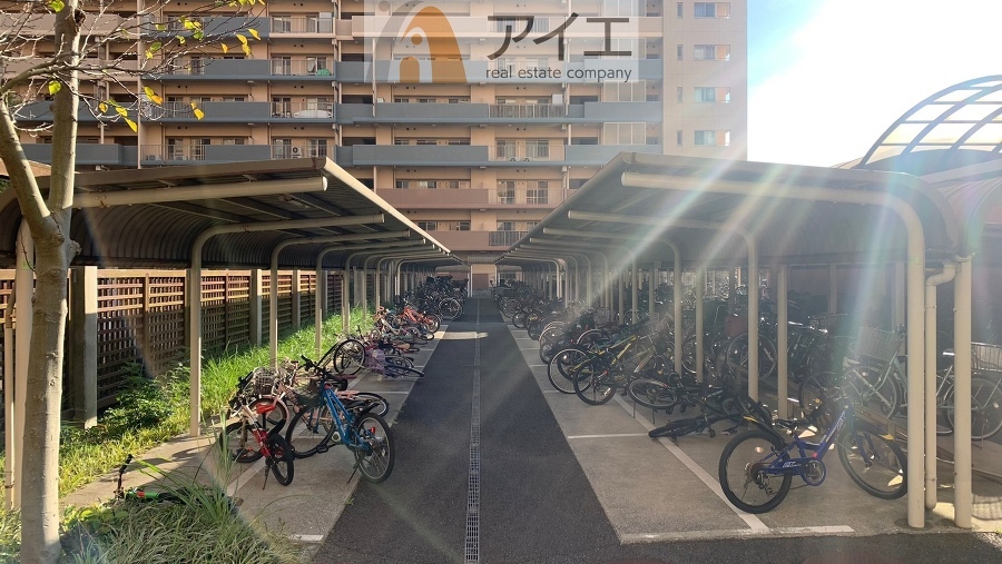 広々スペースの駐輪場はご家族の自転車を置くことができます