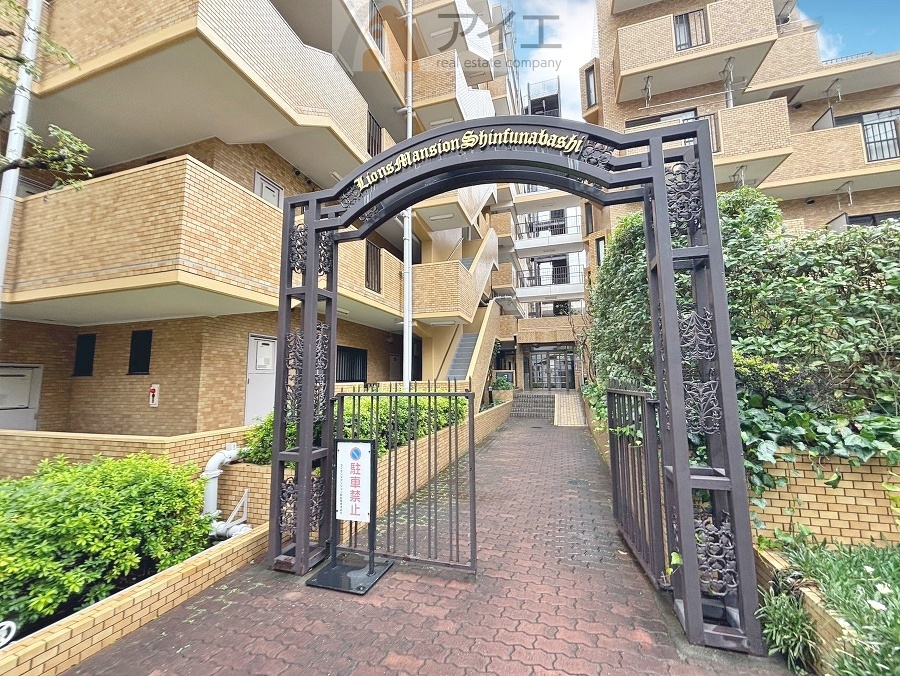 清掃や修理、不審者への声掛けも。管理員日勤は防犯にも有効