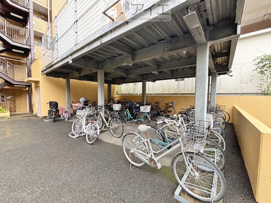 広々スペースの駐輪場はご家族の自転車を置くことができます
